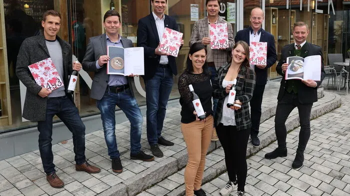 Die Klöcher Winzerinnen und Winzer präsentierten das Kochbuch „8493“.