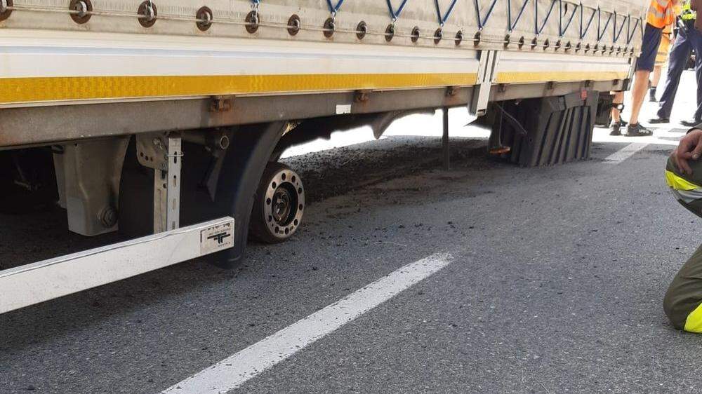 Ein LKW verlor innerhalb kurzer Zeit zwei seiner Räder
