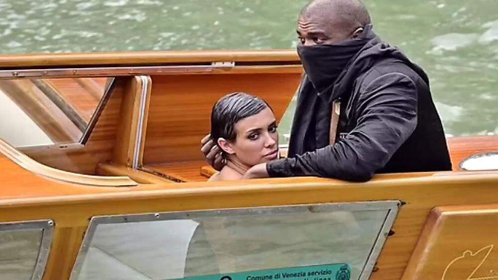 Kanye West und seine Frau am Boot in Venedig