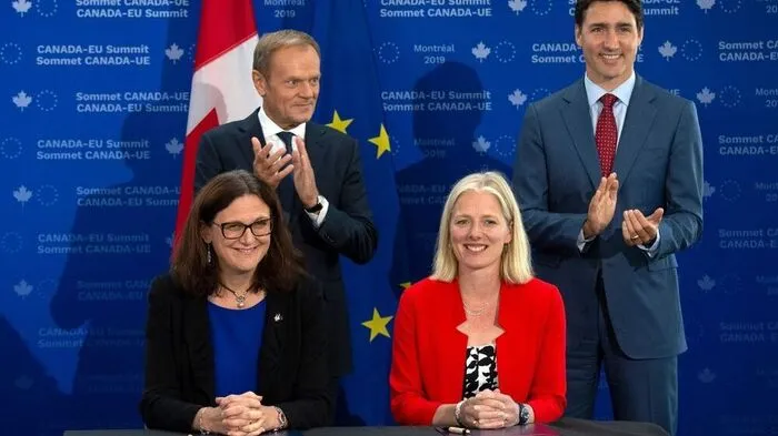 Kanadas Umweltministerin Catherine McKenna (rechts vorne) hat mit massiven Anfeindungen zu kämpfen