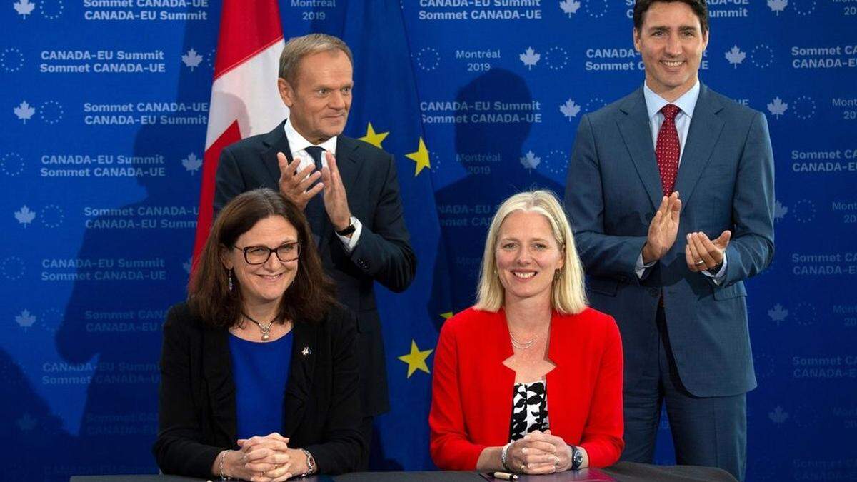 Kanadas Umweltministerin Catherine McKenna (rechts vorne) hat mit massiven Anfeindungen zu kämpfen