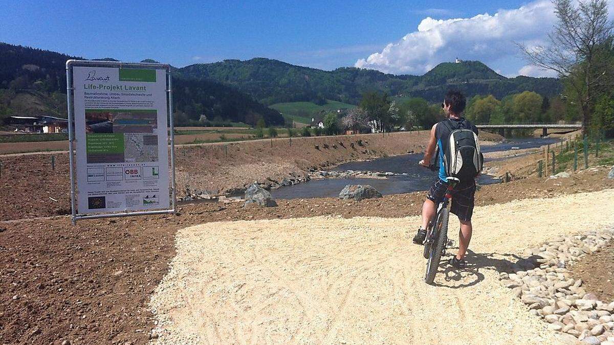 Entlang des Lavantradweges gibt es einige Verweilplätzchen am Wasser