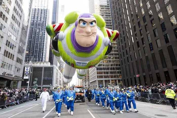 Die Riesenballons schwebten bei frischem Wind und Temperaturen knapp über dem Gefrierpunkt durch die New Yorker Häuserschluchten, gezogen an Seilen von Hunderten Freiwilligen.
