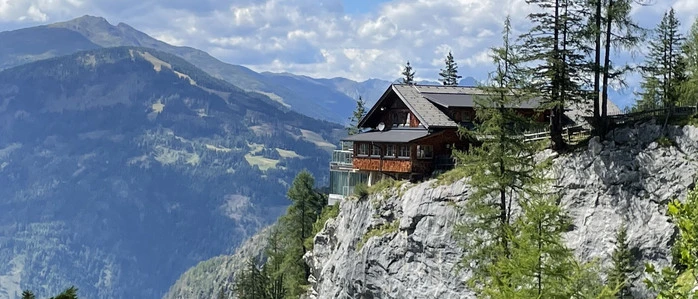 Die auf einem Felsvorsprung thronende Dolomitenhütte