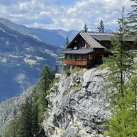 Wie ein Adlerhorst thront die Dolomitenhütte auf einem Felsvorsprung