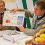 Werner Brugner und Franz Titschenbacher zeigen den Verlauf der Erntemengen beim Apfel