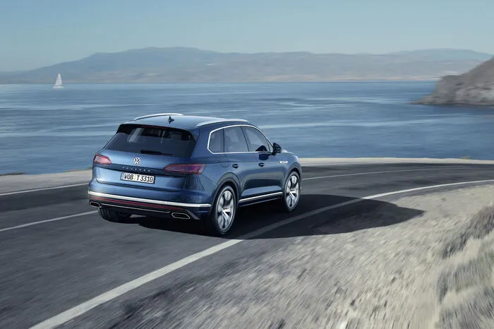 VW wird den neuen Touareg 2018 zuerst für China mit einem Plug-in Hybridantrieb (367 PS Systemleistung) anbieten. Der Starttermin für Europa ist noch offen.