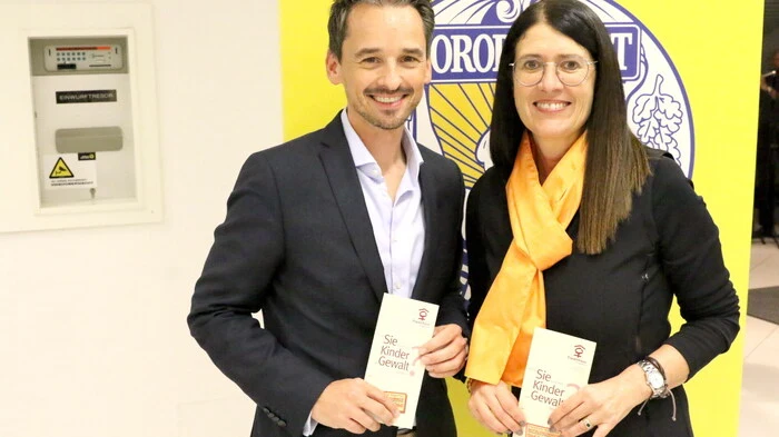 Die Raiffeisen-Bezirksbank St. Veit/Feldkirchen (Geschäftsleiter Daniel Gradenegger) und der Soroptimist Club St. Veit (Präsidentin Christin Flor) luden am Freitag anlässlich der Aktion "Orange the World" zur Kunstausstellung in das Geldinstitut am Oktoberpatz (Foto) 
