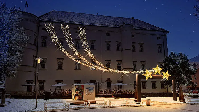 Ein Schweifstern wird die Westfront des Schlosses Porcia im Weihnachtsdorf in Szene setzen