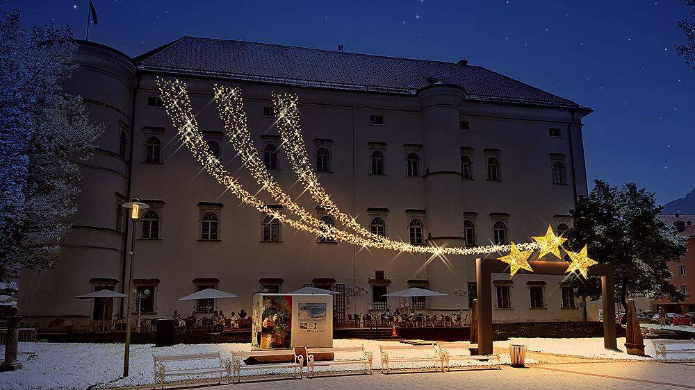 Ein Schweifstern wird die Westfront des Schlosses Porcia im Weihnachtsdorf in Szene setzen