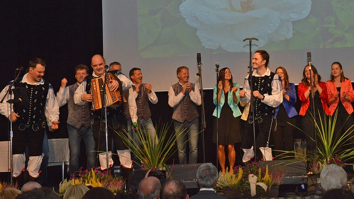 Das Konzert besuchten rund 650 Menschen, darunter zahlreiche Ehrengäste wie Valentin Inzko und die Mezzosopranistin Bernarda Fink.