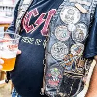 Die Kutte, so wie die Lederweste genannt wird, ist ein Symbol von Zugehörigkeit und erzählt oft die Geschichte des Trägers