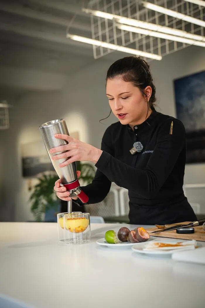 Der Safran-Espuma wird mittels iSi-Flasche dressiert.