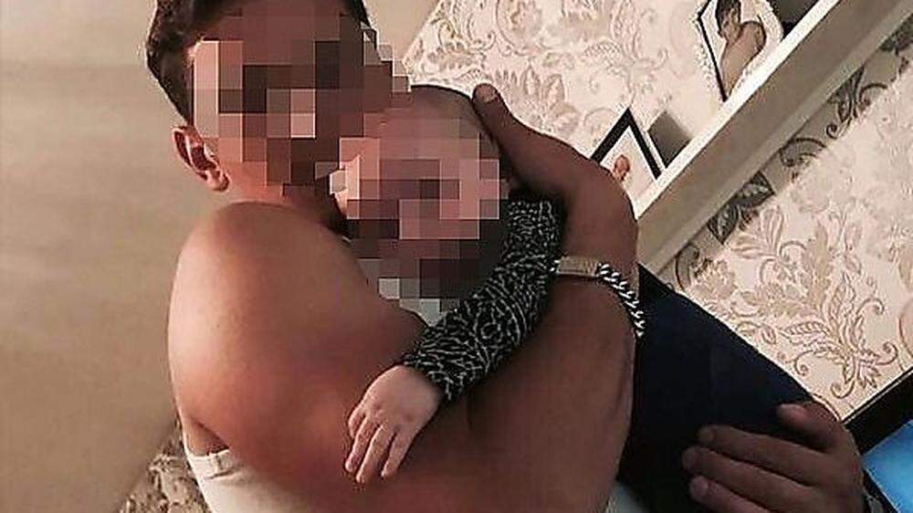 Der mutmaßliche Täter mit dem drei Monate alten Baby des Paares