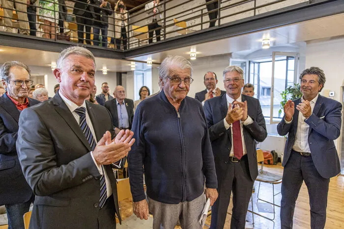 Und weiter: "Die Vergangenheit aber ist immer in mir und oft habe ich an Rückkehr gedacht, oft jedoch war ich froh, weit genug weg zu sein. Doch ich hänge an diesem Ort mit großer Ambivalenz und ich nehme die Ehrenbürgerschaft an als meinen Ausdruck der Versöhnung."