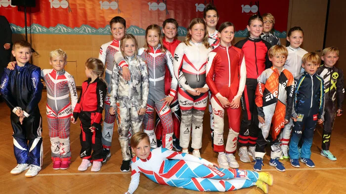 Die Skiklubkinder und Jugendlichen präsentierten zwei sportlichen Einlagen die von  Nachwuchstrainern Tobias Konec und Melissa Pöcher sowie von  Florian Zeppitz und Dario Pick einstudiert wurden. 