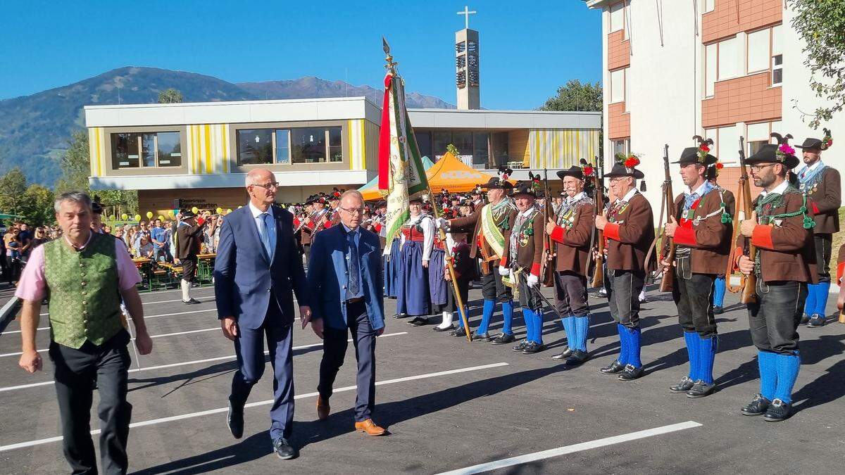 Landesüblicher Empfang in Nußdorf-Debant. Andreas Pfurner, Anton Mattle und Martin Mayerl schritten die Front ab