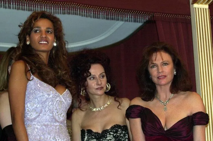 Jacqueline Bisset (rechts) und Nadja Abdel „Naddel“ Farrag (links) hießen im Jahr 2000 die Gäste von Richard und Christina Lugner (Mitte).
