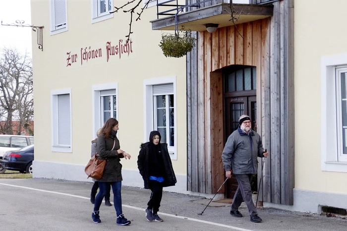 Beim ehemaligen Gasthaus Bauer „Zur schönen Aussicht“ in Stadtbergen...