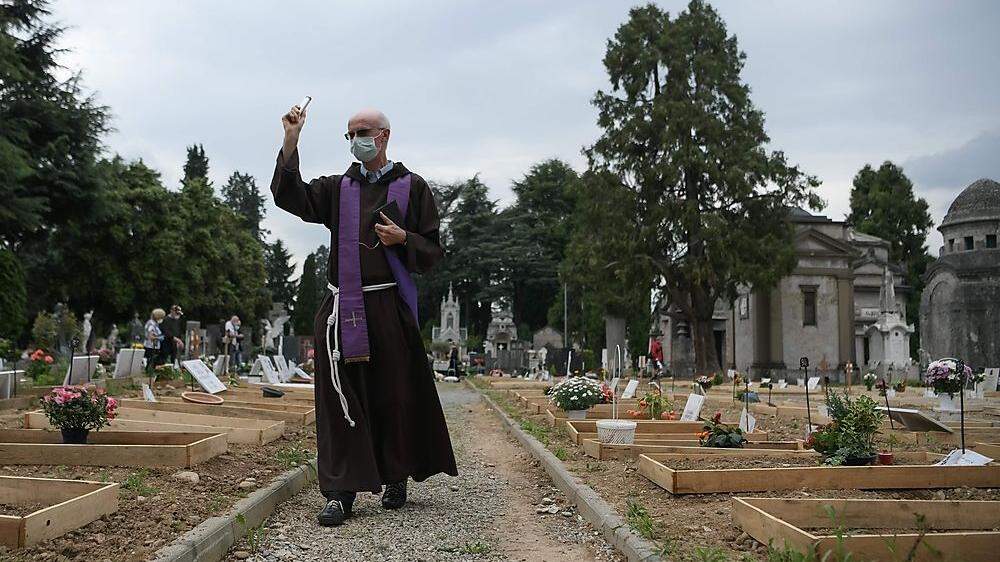 Pater Marco Bergamelli segnet Gräber am Friedhof von Bergamo