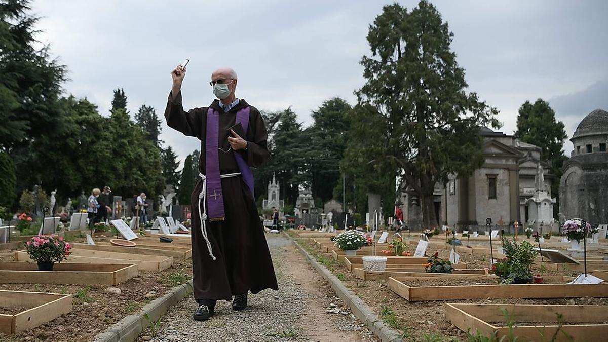 Pater Marco Bergamelli segnet Gräber am Friedhof von Bergamo