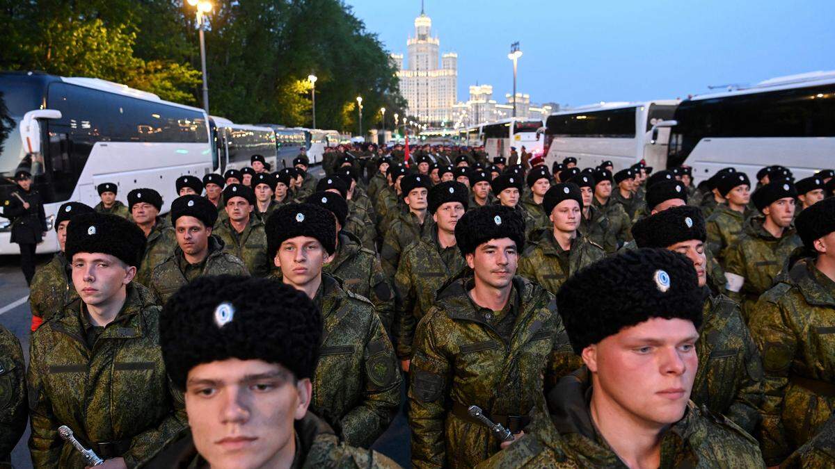 Russische Soldaten proben für die Parade am Tag des Sieges am 9. Mai. Viele von ihnen müssen früher oder später wohl auch an die Front in Ukraine.  