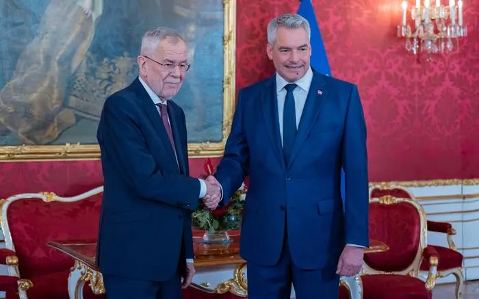 20241021 Bundespraesident Van der Bellen empfaengt Karl Nehammer WIEN, OESTERREICH - 21. OKTOBER: Bundespraesident der Republik Oesterreich Alexander -Sascha- Van der Bellen vor seinem weiteren Gespraech mit OeVP Bundesparteiobmann, Bundeskanzler und Spitzenkanditat fuer die Nationalratswahl 2024 Karl Nehammer im Maria-Theresien-Zimmer in der Praesidentschaftskanzlei am 217. Oktober 2024 in Wien, Oesterreich. 241021_SEPA_17_031 Copyright: xIsabellexOuvrardx SEPAxMedia