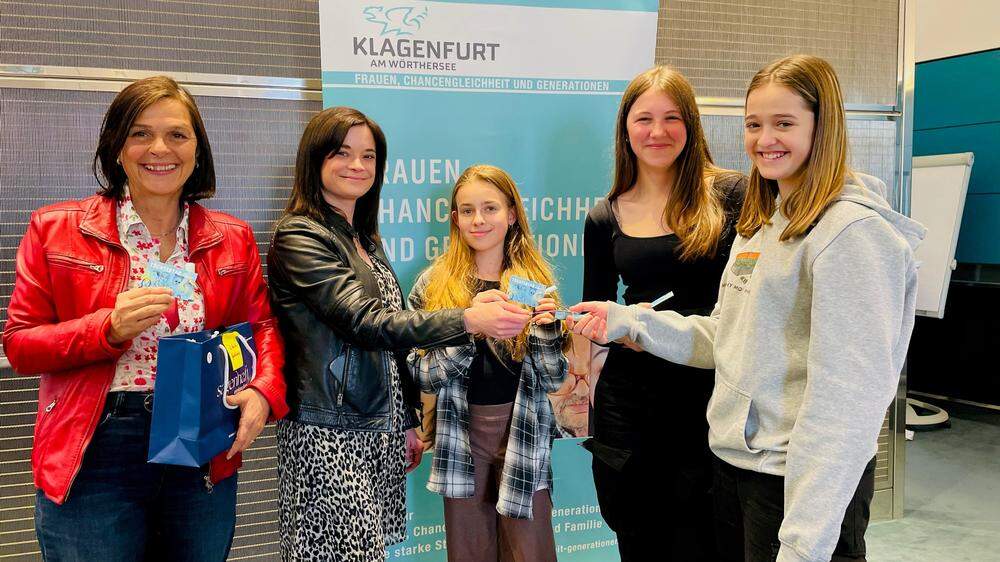 Frauenreferentin Stadträtin Corinna Smrecnik und die Frauenbeauftragte der Stadt Klagenfurt, Astrid Malle, hießen die Mädchen im Rathaus herzlich willkommen