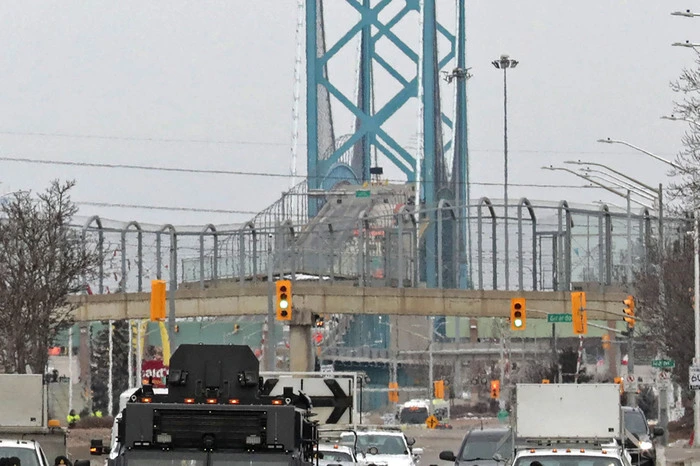Die kanadische Polizei räumte am Sonntag die wichtige "Ambassador"-Brücke zwischen der Provinz Ontario und der US-Metropole Detroit.