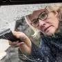 Frau kratzt Eis von Autoscheibe. | Es bleibt in Kärnten und Osttirol bis nächste Woche frostig.