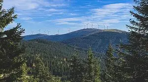Blick auf den Bärofen (mit simulierten Windrädern). Geplanter Start ist 2025