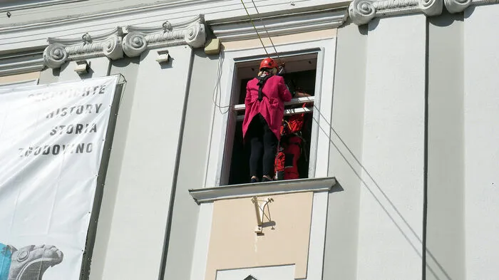 Ja, es war tatsächlich Bürgermeisterin Maria-Luise Mathiaschitz, die sich am Tag der offenen Tür im Klagenfurter Rathaus aus dem Sitzungssaal bei der Eröffnung abseilte.