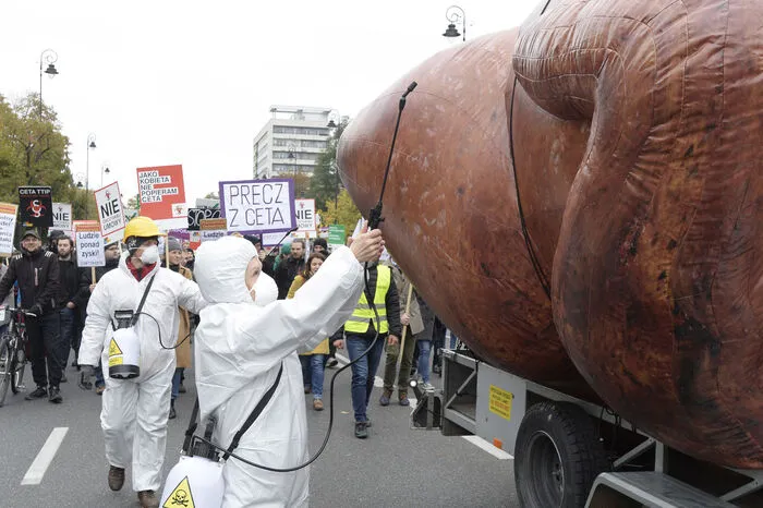 Zehntausende haben in Spanien gegen die geplanten Freihandelsabkommen der Europäischen Union mit den USA (TTIP) und Kanada (CETA) protestiert. Allein im Zentrum der Hauptstadt Madrid kamen am Samstag nach Schätzung der Organisatoren rund 20.000 Menschen zu einem Marsch zum Cibeles-Platz zusammen.
