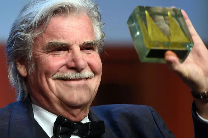 Simonischek freut sich am 14.10.2016 in Köln (Nordrhein-Westfalen) bei der Verleihung der ´International Film Awards NRW' über den ´International Actors Award.Cologne'.