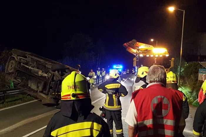 Der Unfalllenker wurde unbestimmten Grades verletzt. Er wurde vom Roten Kreuz erstversorgt und danach ins Spital gebracht.