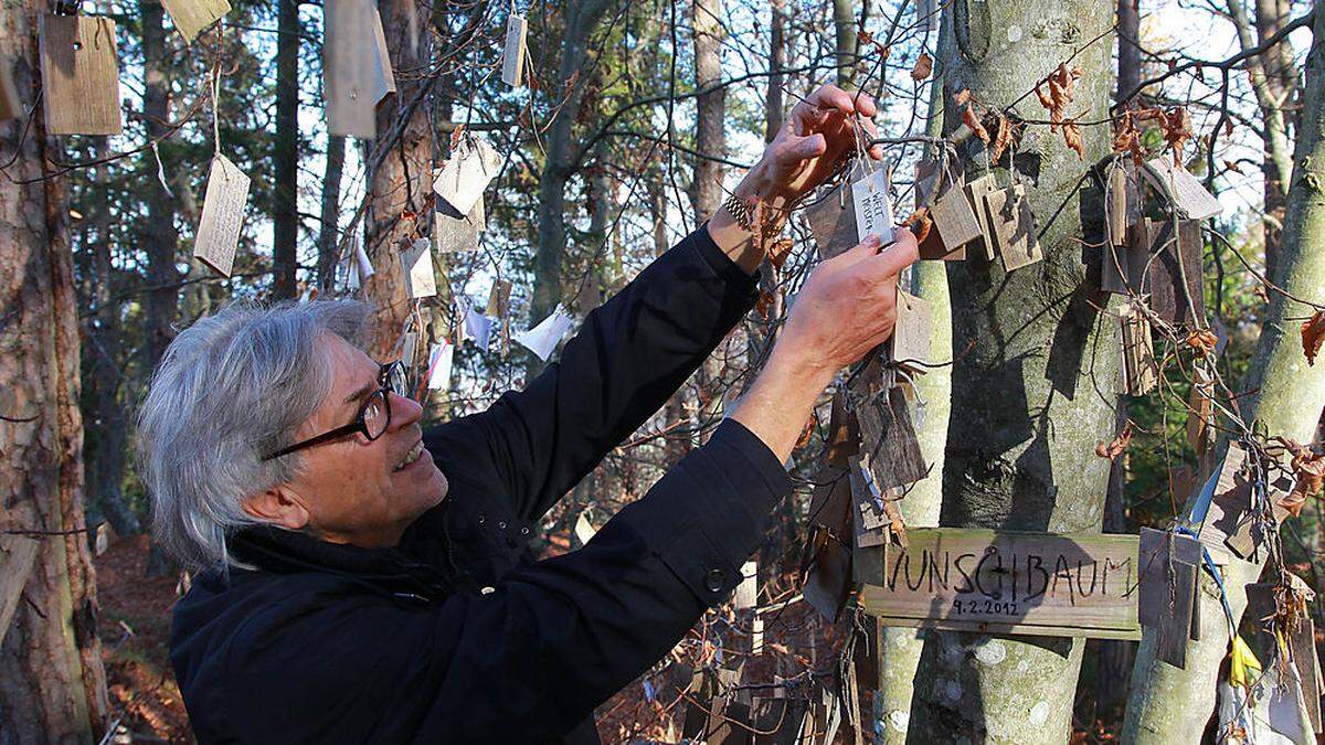 Wünsche über Wünsche: Die Äste biegen sich unter den vielen Holztafeln