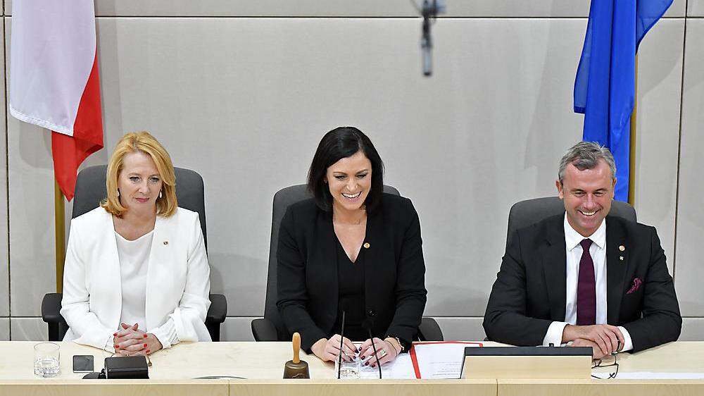 Köstinger, 2017 Kurzzeit-Nationalratspräsidentin, mit ihren damaligen Amtskollegen Doris Bures (SPÖ) und Norbert Hofer (FPÖ).