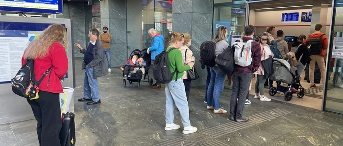 Am Grazer Hauptbahnhof hatte sich eine Schlange vor dem Reisezentrum gebildet | Am Grazer Hauptbahnhof hatte sich eine Schlange vor dem Reisezentrum gebildet
