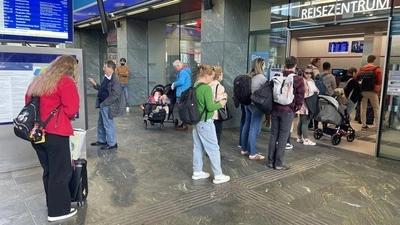 Am Grazer Hauptbahnhof hatte sich eine Schlange vor dem Reisezentrum gebildet | Am Grazer Hauptbahnhof hatte sich eine Schlange vor dem Reisezentrum gebildet