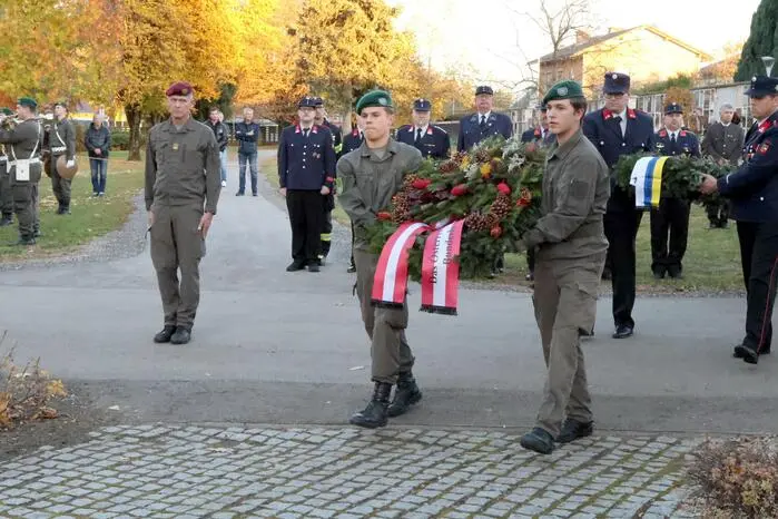 Unter den Gästen unter anderem gesichtet: Bürgermeister Martin Kulmer, Militärkommandant-Stellvertreter Stefan Lekas, Bundesrätin Sandra Lassnig, Bezirkshauptfrau Claudia Egger, die Geistlichen Militärdekan Johannes Hülser und Jinu Joseph Mangalath, Stiftspfarrer Christian Stromberger sowie die ehemaligen Militärkommandanten Gerd Ebner und Günther Spath. Mit der Kranzniederlegung endete die stimmungsvolle Feierstunde. 