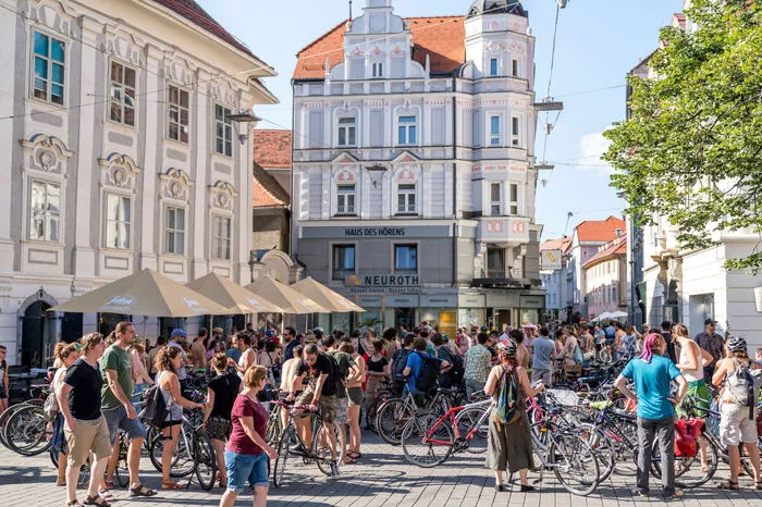 "Critical Mass" gibt es in vielen Städten - genauso wie die Tradition, sich im Juni zu einem "Naked Bike Ride" zu treffen.