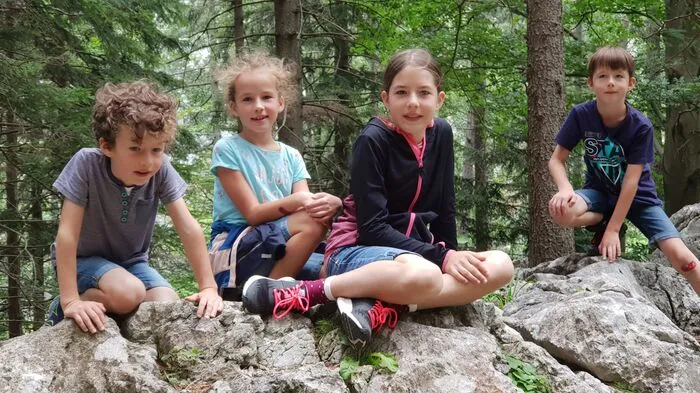 Bei Familie Schantl helfen die Kleinen fleißig am Bauernhof von Opa und Onkel in St. Peter am Ottersbach mit. HundTimmy nützt die Mitfahrgelegenheit am „Traktor“