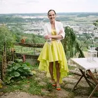Stardesignerin Eva Poleschinski an ihrem Lieblingsplatz, hoch über ihrer Heimatstadt Hartberg.