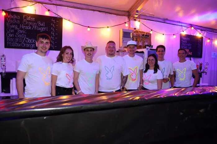 Sie betreut das weithin sichtbare Kreuz und schenkte bei der Hütten-Party aus