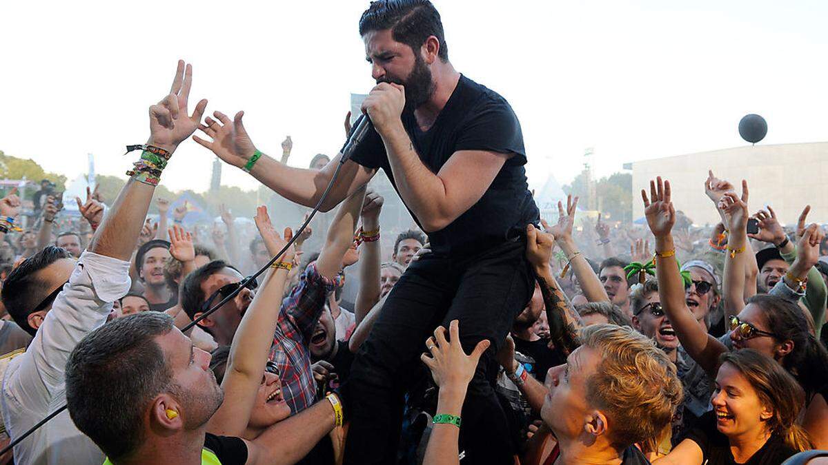 Yannis Philippakis, Sänger bei den Foals, ist für seine energiegeladenen Auftritt, wie hier am Frequency 2016, bekannt