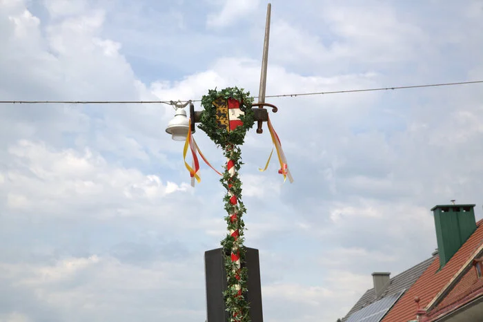 Im Mittelalter stand das Schwert symbolisch für die Einhaltung der Marktregeln. Verstieß jemand dagegen, gab es schlimme Strafen, bis zum Abhacken der Hand. Der im Jahr 1428 von Stadtrichter Hans Katschnig abgeschlossene Marktvertrag gilt heute noch.