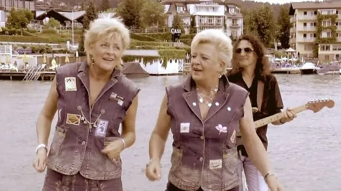  Helli und Elfi im Video zu „Im Summa gibt’s kan Schnee“. Das Lied ist auch in Mallorca beliebt