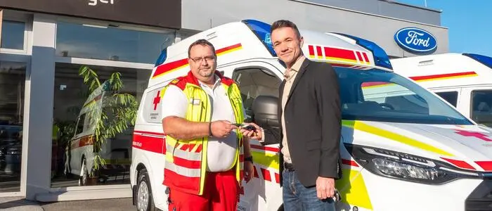 Vergangene Woche durfte Bezirksrettungskommandant Roman Wonisch drei neue Rettungstransportwagen von Jagersberger-Verkaufsleiter Martin Hofbauer in Empfang nehmen