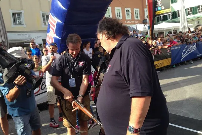 Damit der Schuss auch wirklich abgeht, kontrolliert Christian Pramstaller noch einmal das Schützengewehr, bevor er es Werner Grissmann überreicht
