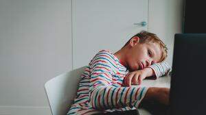 Häufige Symptome von Kindern, die an Long Covid leiden: ein ausgeprägtes Müdigkeitsgefühl, oder Atembeschwerden.